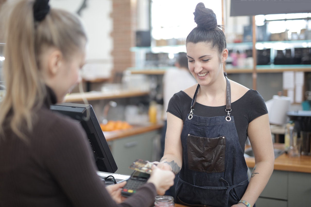 woman-paying-with-credit-card-3907119_843.jpg